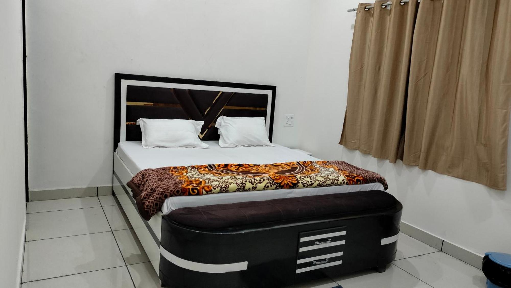 Maa Gayatri Dham Otel Vrindāvan Dış mekan fotoğraf