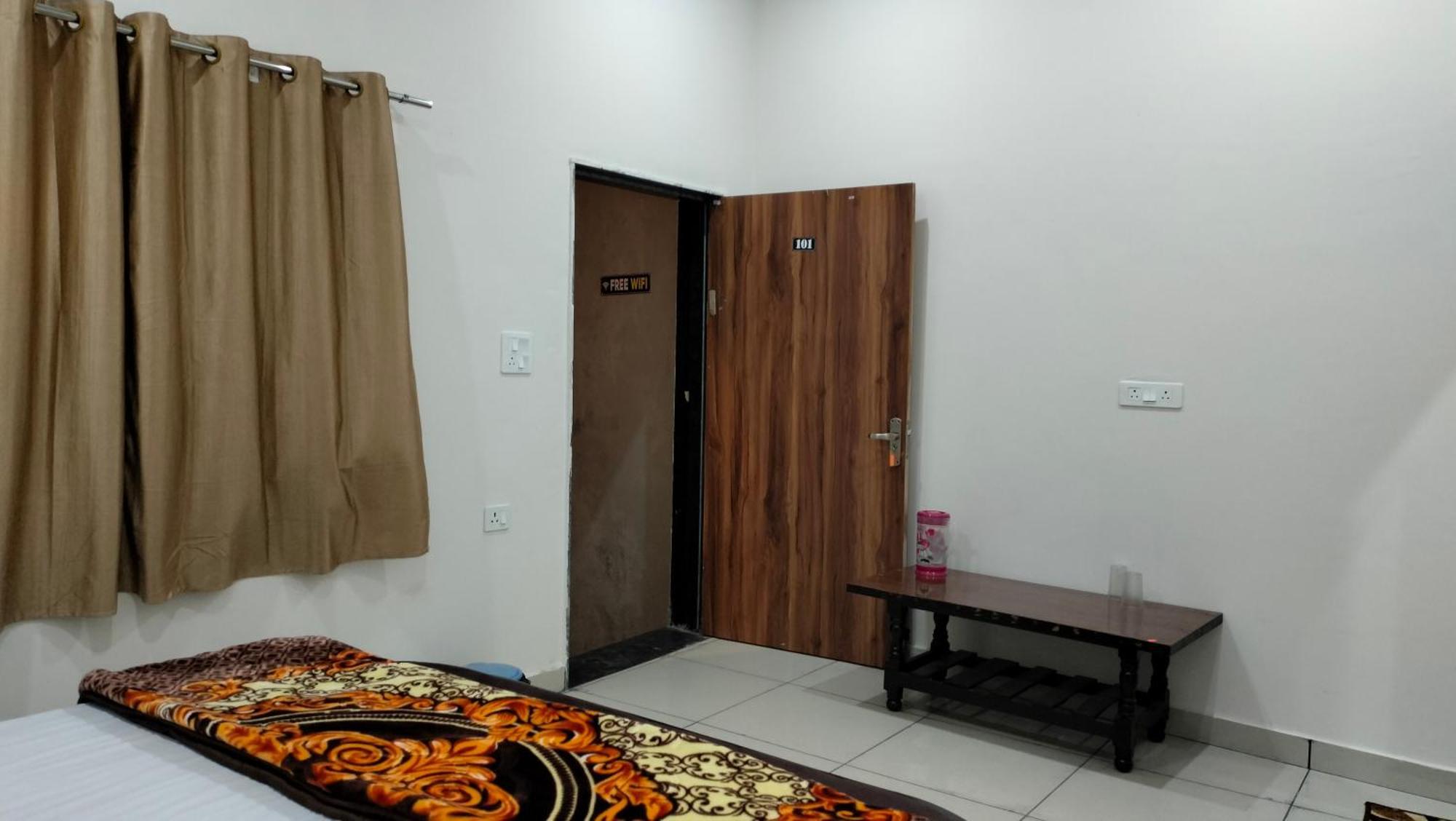 Maa Gayatri Dham Otel Vrindāvan Dış mekan fotoğraf