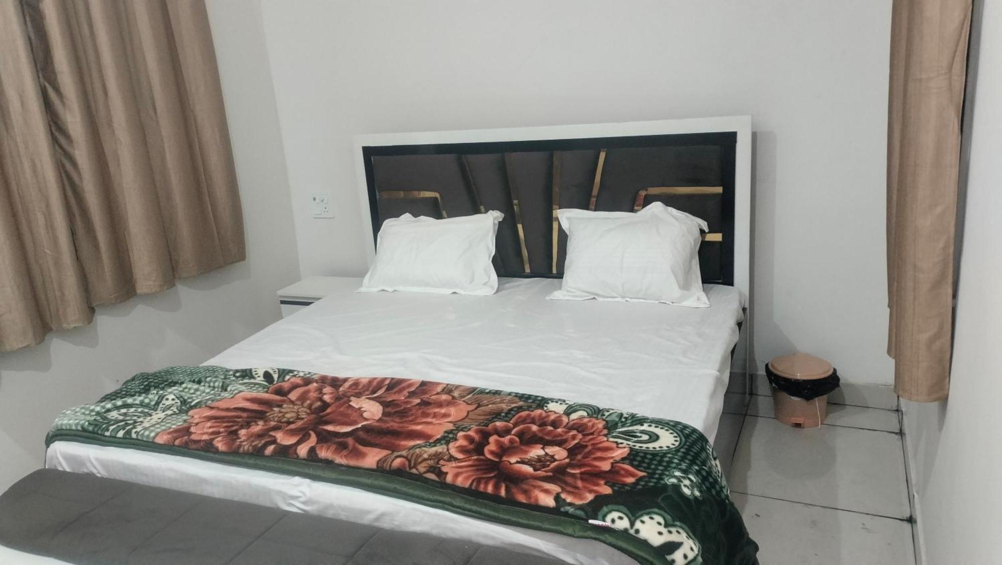 Maa Gayatri Dham Otel Vrindāvan Dış mekan fotoğraf