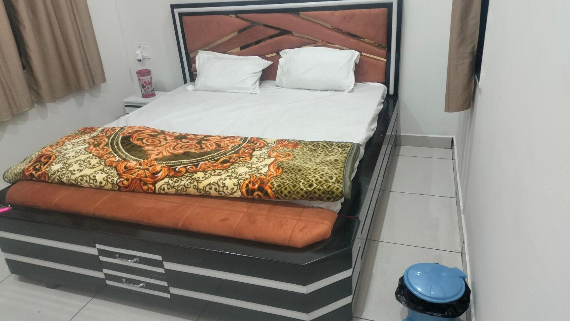 Maa Gayatri Dham Otel Vrindāvan Dış mekan fotoğraf