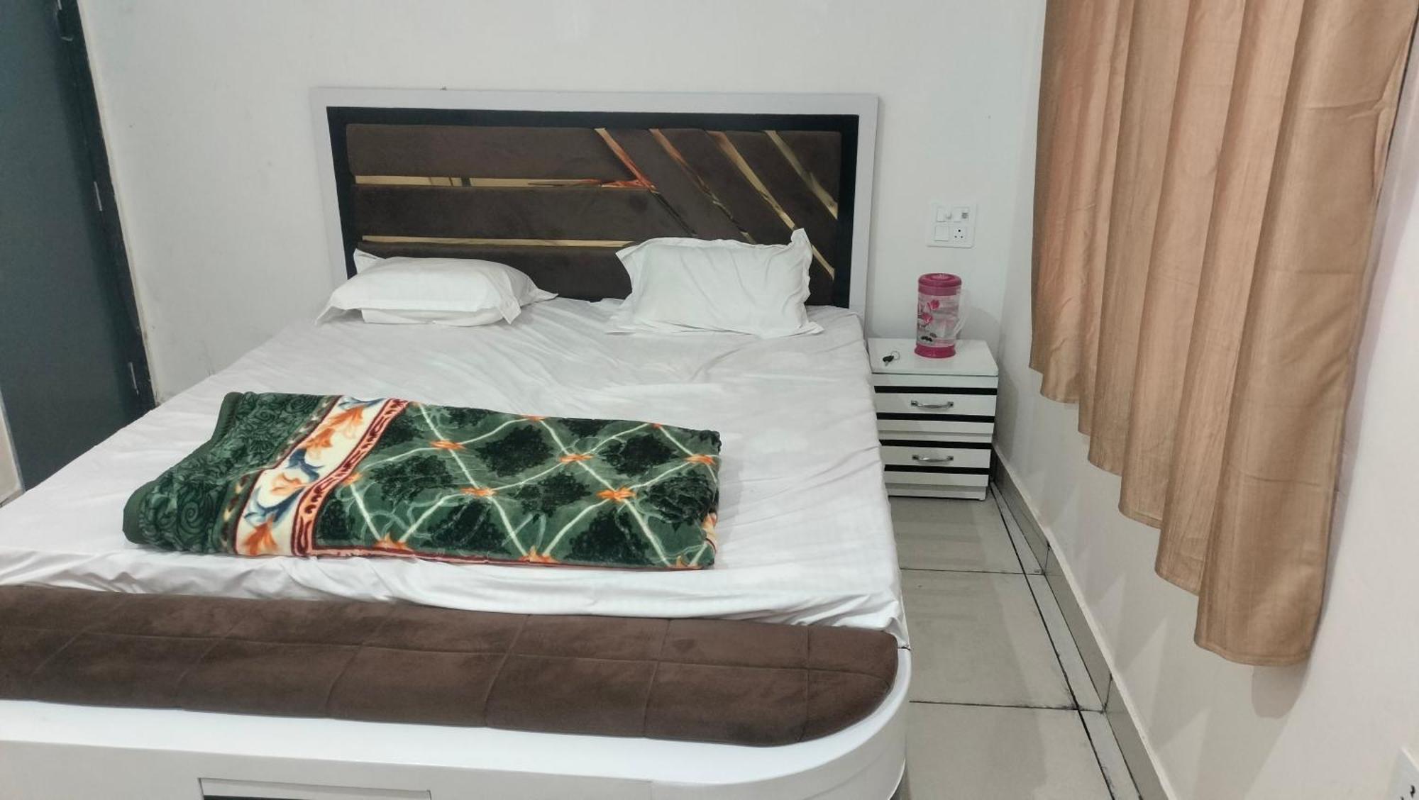 Maa Gayatri Dham Otel Vrindāvan Dış mekan fotoğraf