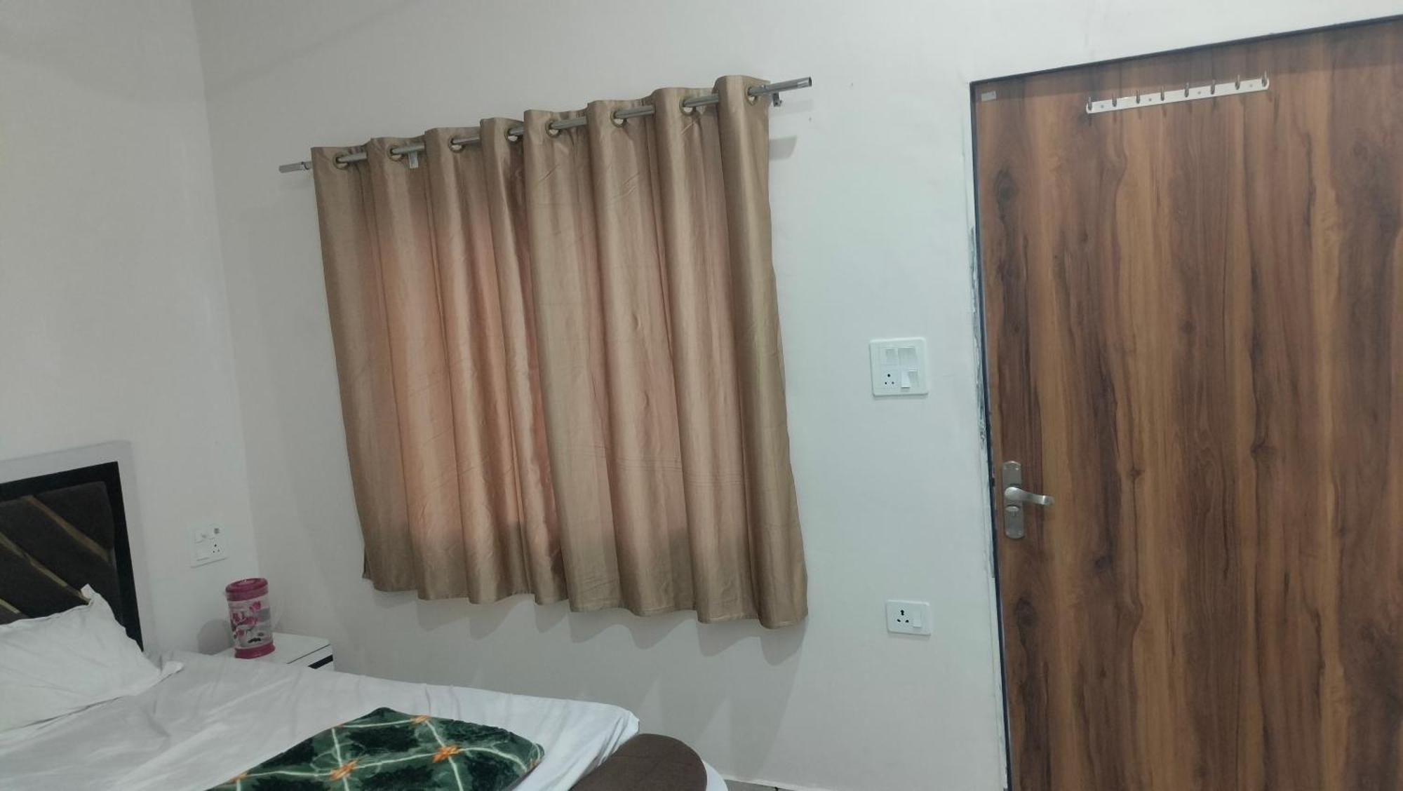Maa Gayatri Dham Otel Vrindāvan Dış mekan fotoğraf