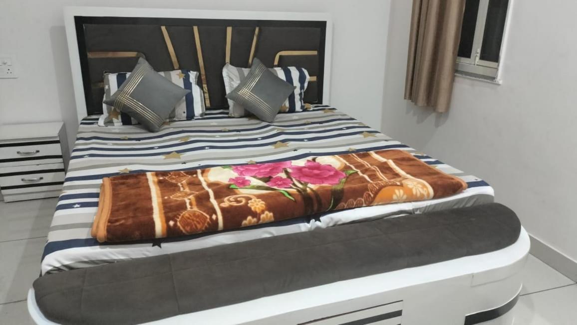 Maa Gayatri Dham Otel Vrindāvan Dış mekan fotoğraf